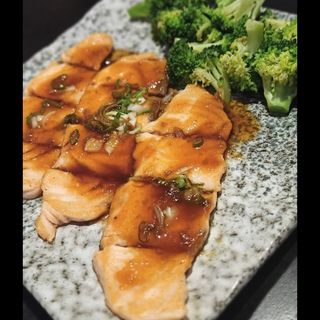 100 Teppanyaki Sake（Teppanyaki salmon in lemon batter sauce)