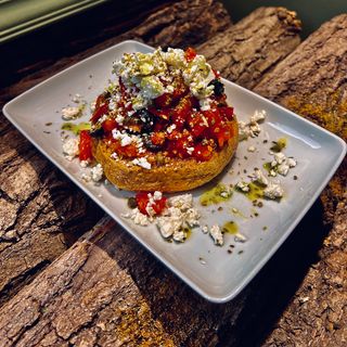 Ntakos cu salată grecească 