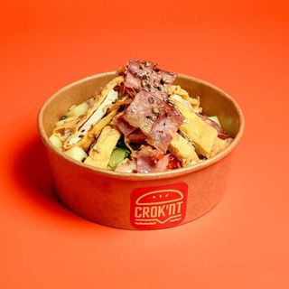 Salată cu crispy strips și bacon