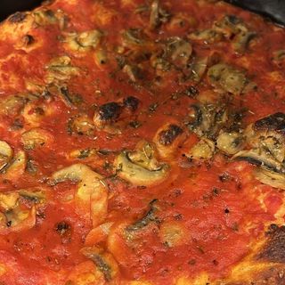 Focaccia con  pelato e funghi