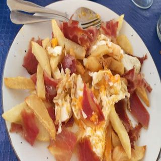 Huevos Rotos Con Jamón Y Patatas
