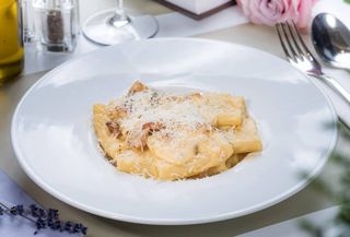 Paccheri alla carbonara cu pancetta (guanciale), ou și parmezan
