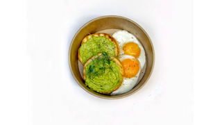 Tost classic z guacamole, jajka