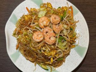 Spaghetti di soia saltato con verdure e gamberi