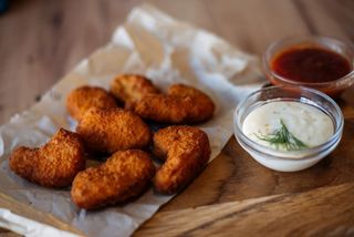 Нагетси подвійні та соус Аджика