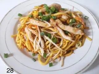 28. Ciao Mien  con maiale