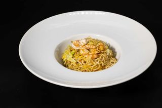 136. Ramen saltato gamberi, verdure, uova