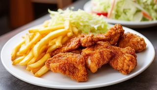 Pui crispy cu cartofi prajiti si salata de varza