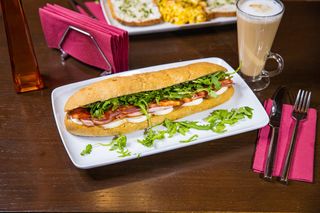 Baghetă cu bacon, ou și roșii