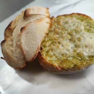 Pan de ajo con queso y atún