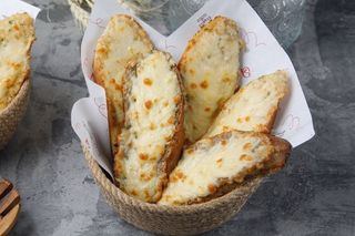 Чесночные-сырные гренки