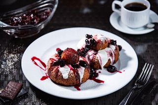 Papanasi cu smantana si dulceata