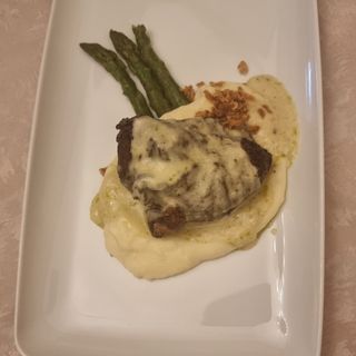 Obrăjori de vită cu piure de cartofi și sparanghel