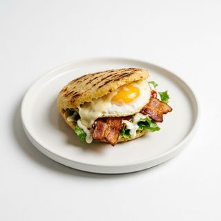 Arepa De Huevo, Bacon, Queso, Salsa Y Vegetales
