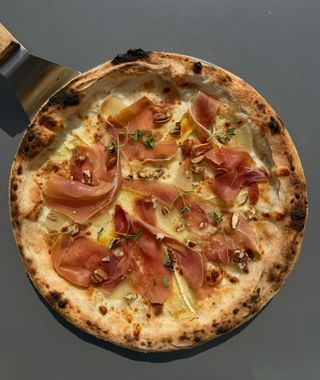 Pizza miesiąca MIĘSNA Gruszkowa fantazja „Bianca”