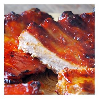 Costilla Asada a la Barbacoa con Patatas Fritas