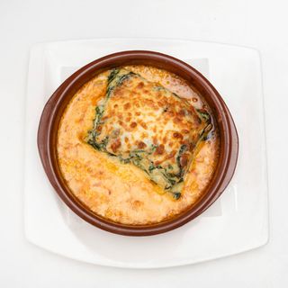 Lasaña de espinacas y gambas gratinada