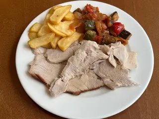 Jamón asado con guarnición