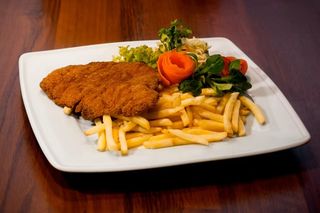 Schabowy z sałatka jarzynową