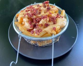 Batatas Fritas Com Queijo Cheddar e Bacon