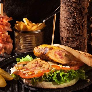 Punjeni pileći file u lepinji s pomfritom