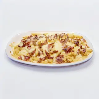 Classic patatas con bacon y salsa de queso cheddar artesanal