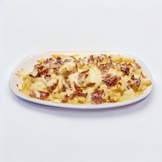 Classic patatas con bacon y salsa de queso cheddar artesanal