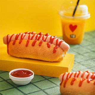 მინი ჰოთ დოგი რძიანი სოსისით და კეტჩუპით