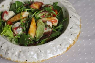 Салат з грушею та горгонзолою