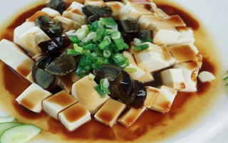 Tou-fu con uovo conservato 皮蛋拌豆腐