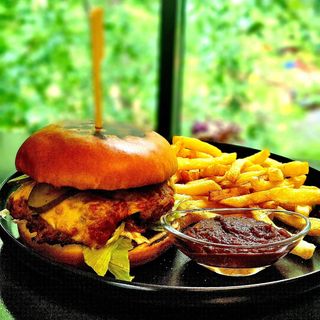 Burger ARENA Smoked Pulled Pork cu cartofi prăjiți