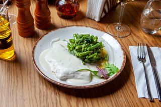 Piept de curcan in sos de brânzeturi cu păstăi verzi sautee