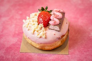 Донъти микс (6бр) с основа ягода (900г)