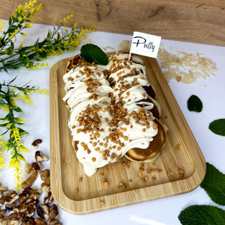 10 мини палачинки с Бял шоколад NuCrema, фъстъчен крокант и ягоди