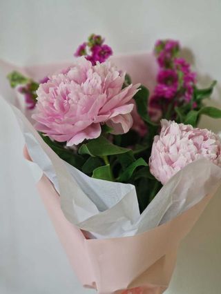 Buchet bujori si dianthus