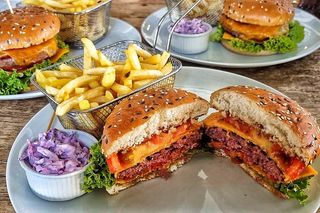 Burger de vită cu cartofi prăjiți si salata coleslaw