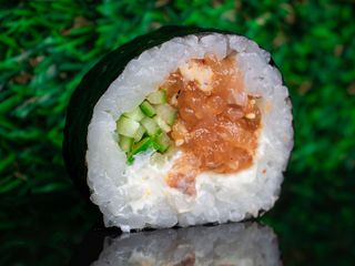 Futomaki z tatarem z łososia 6 szt.