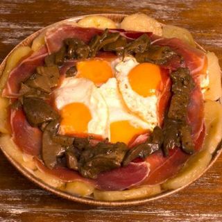 Huevos Rotos Con Jamón Ibérico Y Boletus