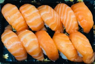 01 - Nigiri Salmão (12 Peças)