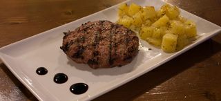 Maxi hamburger di chianina 300 g circa con patate al forno 