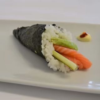Temaki De Salmón Con Aguacate Y Mayojapo (1 Ud.)