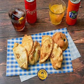 Menú (Para 2 Personas - 6 empanadas & 2 bebidas)