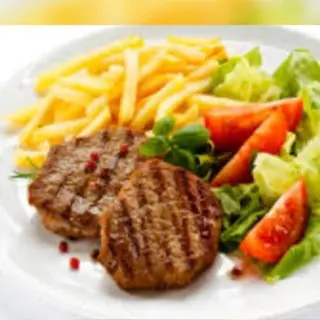 Plato De Hamburguesa Con Huevo Frito