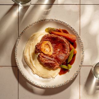 Оссобуко з кремовим пюре з пармезаном