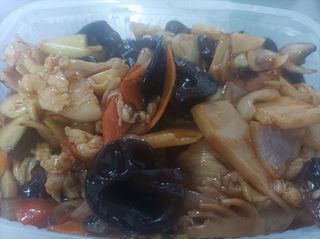 56. Пилешко месо с бамбук и черни гъби (700гр)