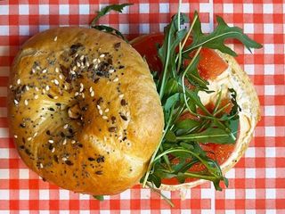 Бейгл хумус томат (240g)
