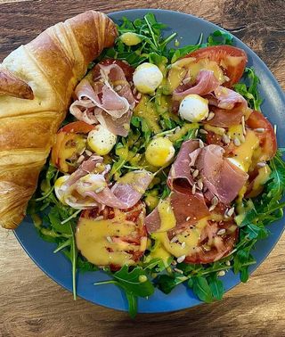 Sałatka Prosciutto + chrupiący tost