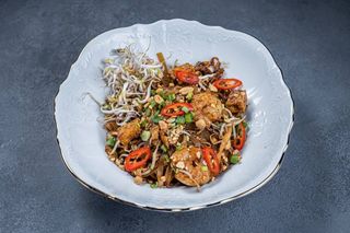 Пад тай з куркою (320г) *помірно гостра страва