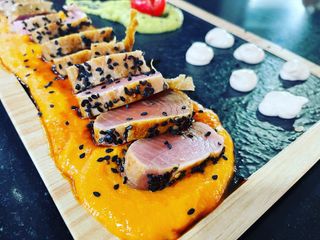 Tataki De Atún Con Salmorejo