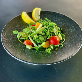 რუკოლას სალათი პომიდორი ჩერითა და ავოკადოთი